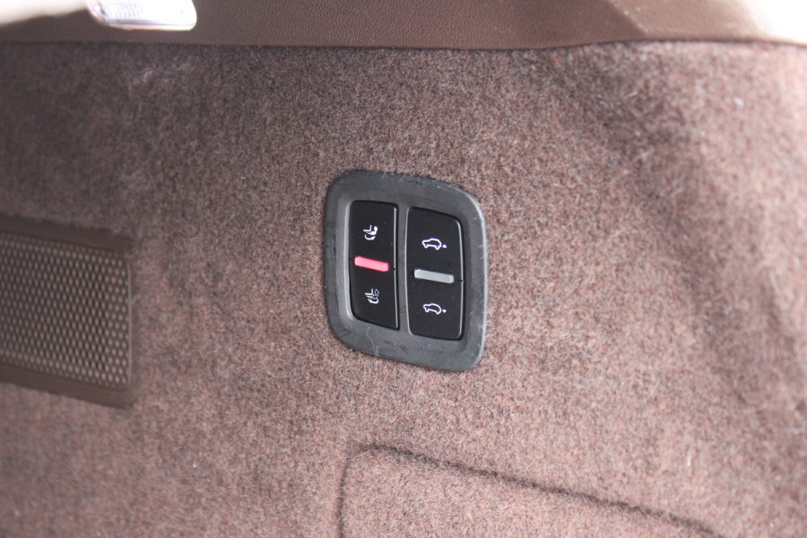 Porsche Cayenne 3.0 E-Hybrid / Trekhaak / Panoramadak / 360Camera / Luchtvering / 21'' / Bose / Sportdesign+Chrono / Leder / Stuur+Stoelverwarming / Dodehoek / DAB / Cruise Control