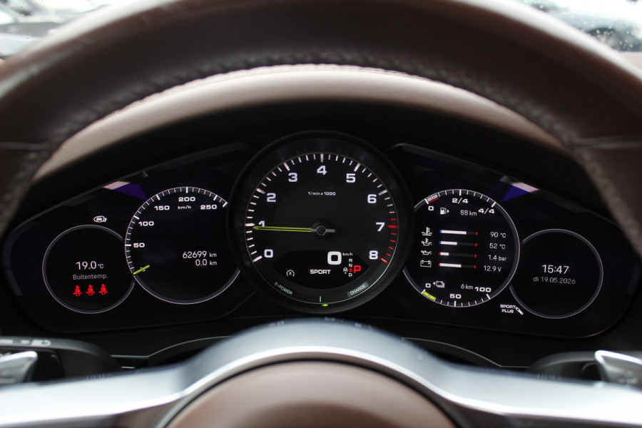 Porsche Cayenne 3.0 E-Hybrid / Trekhaak / Panoramadak / 360Camera / Luchtvering / 21'' / Bose / Sportdesign+Chrono / Leder / Stuur+Stoelverwarming / Dodehoek / DAB / Cruise Control
