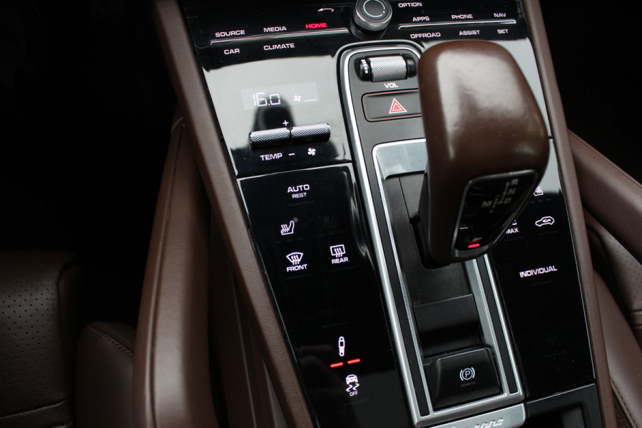 Porsche Cayenne 3.0 E-Hybrid / Trekhaak / Panoramadak / 360Camera / Luchtvering / 21'' / Bose / Sportdesign+Chrono / Leder / Stuur+Stoelverwarming / Dodehoek / DAB / Cruise Control