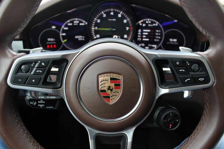 Porsche Cayenne 3.0 E-Hybrid / Trekhaak / Panoramadak / 360Camera / Luchtvering / 21'' / Bose / Sportdesign+Chrono / Leder / Stuur+Stoelverwarming / Dodehoek / DAB / Cruise Control