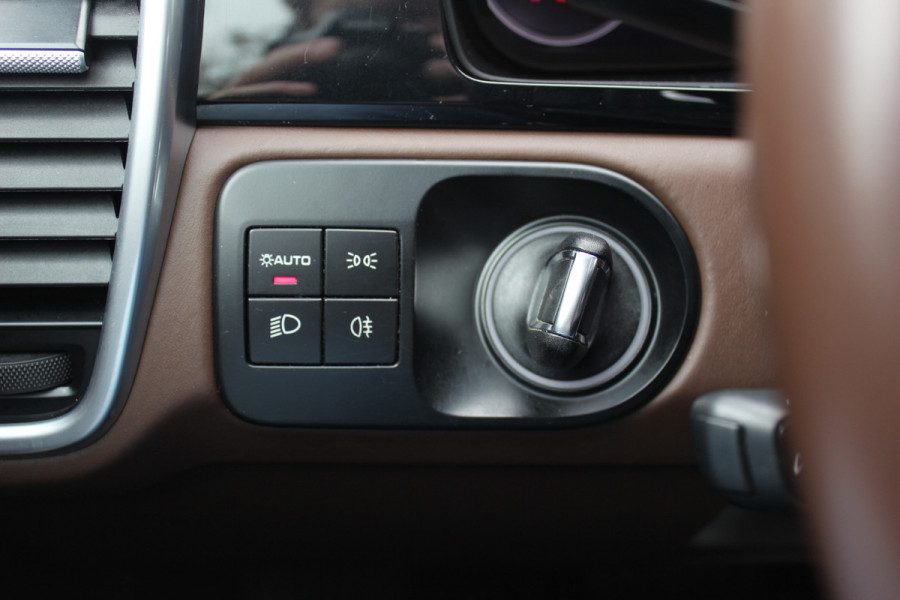 Porsche Cayenne 3.0 E-Hybrid / Trekhaak / Panoramadak / 360Camera / Luchtvering / 21'' / Bose / Sportdesign+Chrono / Leder / Stuur+Stoelverwarming / Dodehoek / DAB / Cruise Control
