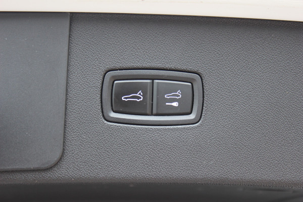 Porsche Cayenne 3.0 E-Hybrid / Trekhaak / Panoramadak / 360Camera / Luchtvering / 21'' / Bose / Sportdesign+Chrono / Leder / Stuur+Stoelverwarming / Dodehoek / DAB / Cruise Control