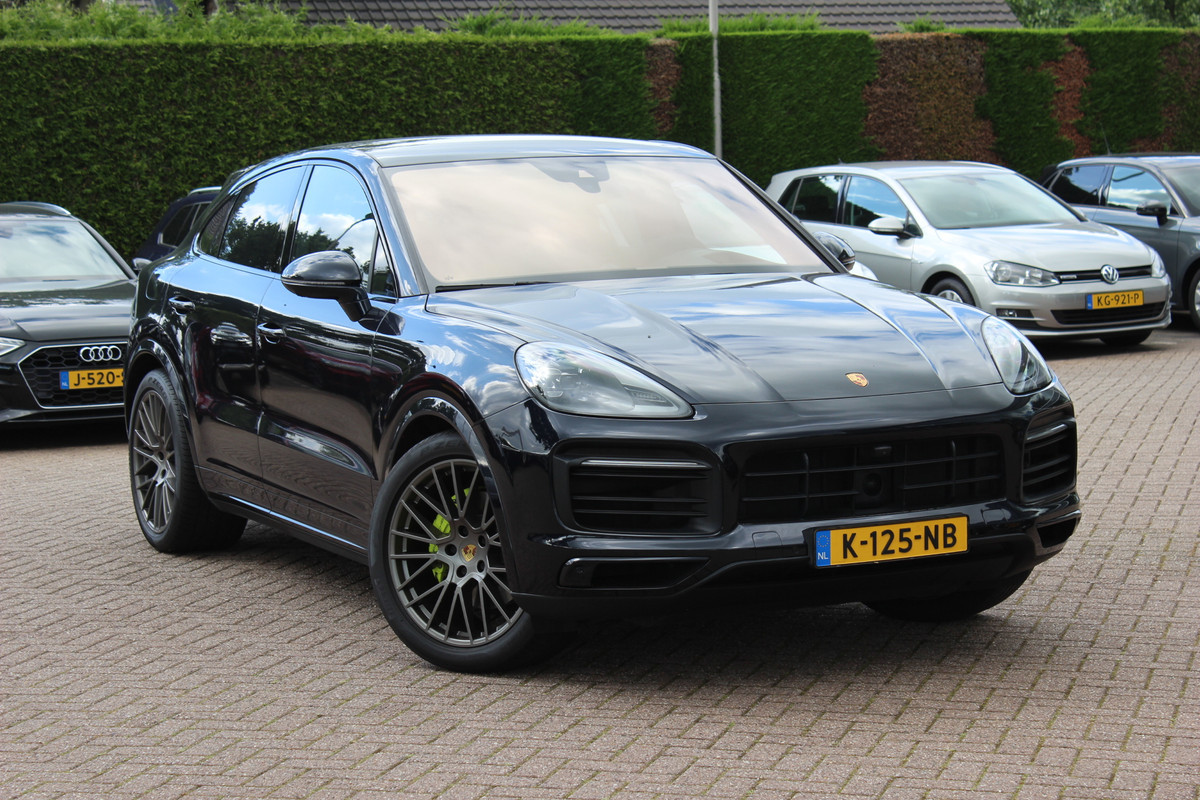 Porsche Cayenne Coupé 3.0 E-Hybrid / Trekhaak / Panoramadak / 360Camera / Head-up / Burmester / Softclose / Keyless / 21'' / Luchtvering / Nachtzicht / Carbon intr. / Sportdesign+Chrono / Stoelventilatie+Verwarming / Dodehoek