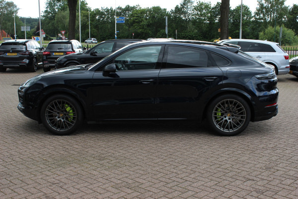 Porsche Cayenne Coupé 3.0 E-Hybrid / Trekhaak / Panoramadak / 360Camera / Head-up / Burmester / Softclose / Keyless / 21'' / Luchtvering / Nachtzicht / Carbon intr. / Sportdesign+Chrono / Stoelventilatie+Verwarming / Dodehoek