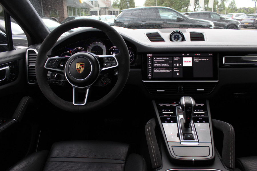Porsche Cayenne Coupé 3.0 E-Hybrid / Trekhaak / Panoramadak / 360Camera / Head-up / Burmester / Softclose / Keyless / 21'' / Luchtvering / Nachtzicht / Carbon intr. / Sportdesign+Chrono / Stoelventilatie+Verwarming / Dodehoek