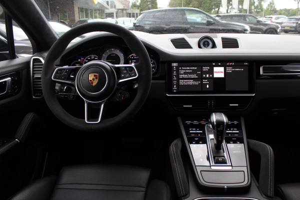Porsche Cayenne Coupé 3.0 E-Hybrid / Trekhaak / Panoramadak / 360Camera / Head-up / Burmester / Softclose / Keyless / 21'' / Luchtvering / Nachtzicht / Carbon intr. / Sportdesign+Chrono / Stoelventilatie+Verwarming / Dodehoek