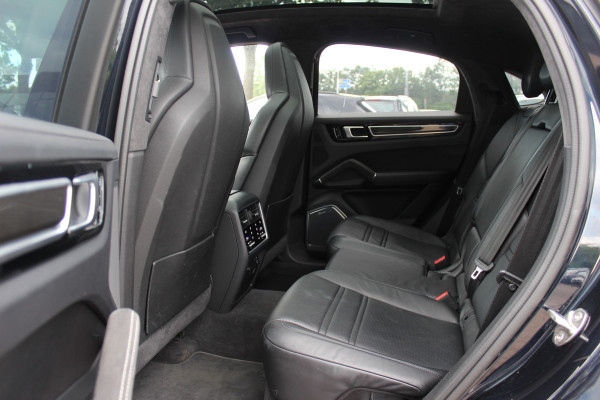 Porsche Cayenne Coupé 3.0 E-Hybrid / Trekhaak / Panoramadak / 360Camera / Head-up / Burmester / Softclose / Keyless / 21'' / Luchtvering / Nachtzicht / Carbon intr. / Sportdesign+Chrono / Stoelventilatie+Verwarming / Dodehoek