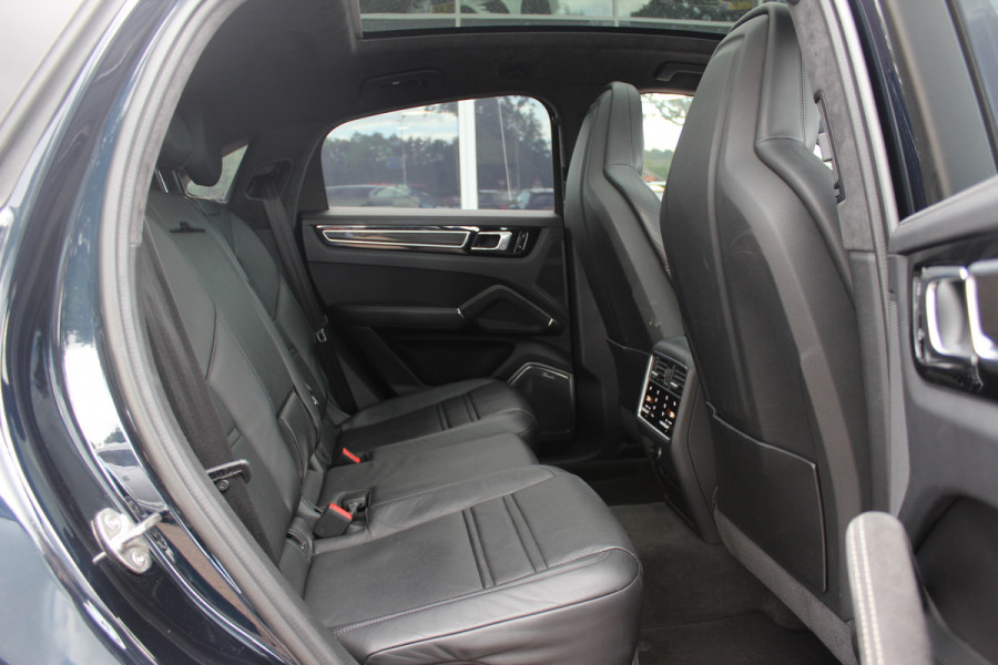 Porsche Cayenne Coupé 3.0 E-Hybrid / Trekhaak / Panoramadak / 360Camera / Head-up / Burmester / Softclose / Keyless / 21'' / Luchtvering / Nachtzicht / Carbon intr. / Sportdesign+Chrono / Stoelventilatie+Verwarming / Dodehoek