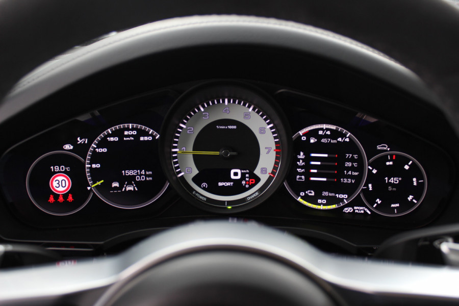 Porsche Cayenne Coupé 3.0 E-Hybrid / Trekhaak / Panoramadak / 360Camera / Head-up / Burmester / Softclose / Keyless / 21'' / Luchtvering / Nachtzicht / Carbon intr. / Sportdesign+Chrono / Stoelventilatie+Verwarming / Dodehoek