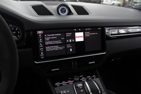 Porsche Cayenne Coupé 3.0 E-Hybrid / Trekhaak / Panoramadak / 360Camera / Head-up / Burmester / Softclose / Keyless / 21'' / Luchtvering / Nachtzicht / Carbon intr. / Sportdesign+Chrono / Stoelventilatie+Verwarming / Dodehoek