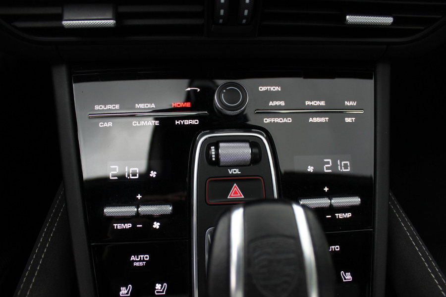 Porsche Cayenne Coupé 3.0 E-Hybrid / Trekhaak / Panoramadak / 360Camera / Head-up / Burmester / Softclose / Keyless / 21'' / Luchtvering / Nachtzicht / Carbon intr. / Sportdesign+Chrono / Stoelventilatie+Verwarming / Dodehoek