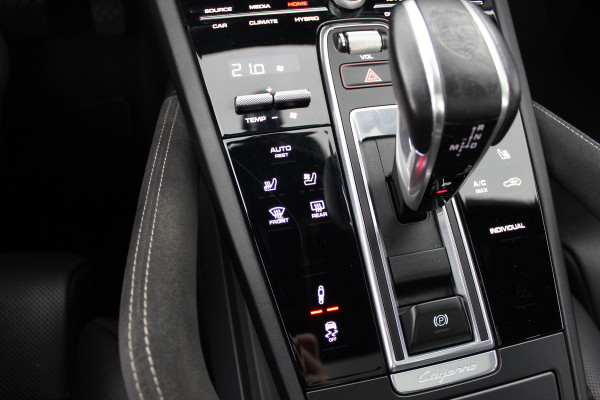 Porsche Cayenne Coupé 3.0 E-Hybrid / Trekhaak / Panoramadak / 360Camera / Head-up / Burmester / Softclose / Keyless / 21'' / Luchtvering / Nachtzicht / Carbon intr. / Sportdesign+Chrono / Stoelventilatie+Verwarming / Dodehoek