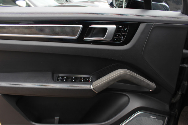 Porsche Cayenne Coupé 3.0 E-Hybrid / Trekhaak / Panoramadak / 360Camera / Head-up / Burmester / Softclose / Keyless / 21'' / Luchtvering / Nachtzicht / Carbon intr. / Sportdesign+Chrono / Stoelventilatie+Verwarming / Dodehoek