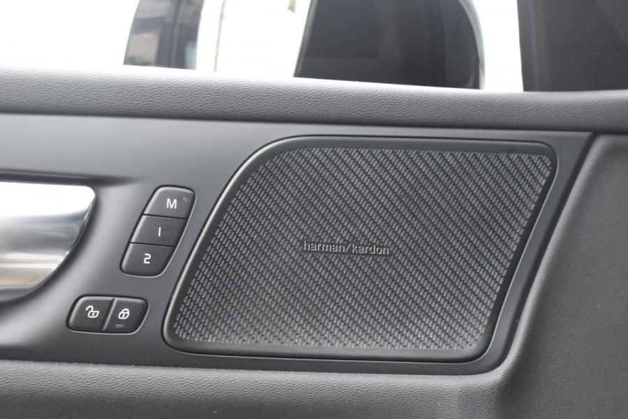Volvo V60 T8 Twin Engine 390PK Automaat AWD R-Design / Adaptive Cruise Control / 360 Camera / Harman Kardon / Stoel- en stuurverwarming / Stoelverwarming achter / Trekhaak elektrisch wegklapbaar / Elektrische stoelen met geheugen