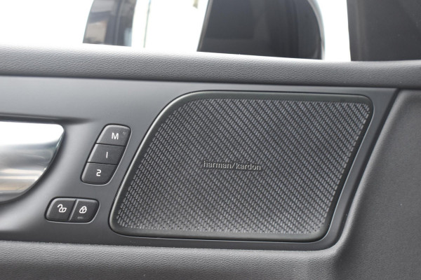 Volvo V60 T8 Twin Engine 390PK Automaat AWD R-Design / Adaptive Cruise Control / 360 Camera / Harman Kardon / Stoel- en stuurverwarming / Stoelverwarming achter / Trekhaak elektrisch wegklapbaar / Elektrische stoelen met geheugen