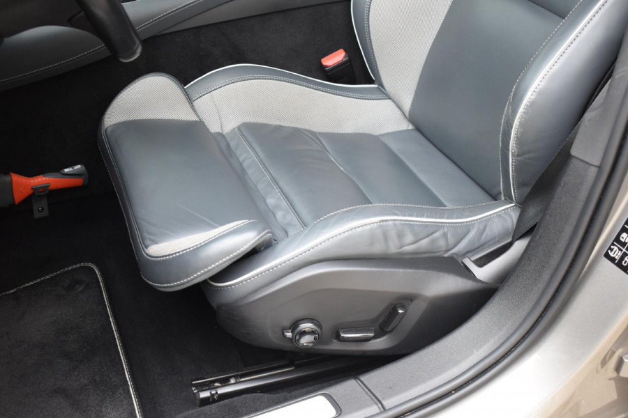 Volvo V60 T8 Twin Engine 390PK Automaat AWD R-Design / Adaptive Cruise Control / 360 Camera / Harman Kardon / Stoel- en stuurverwarming / Stoelverwarming achter / Trekhaak elektrisch wegklapbaar / Elektrische stoelen met geheugen