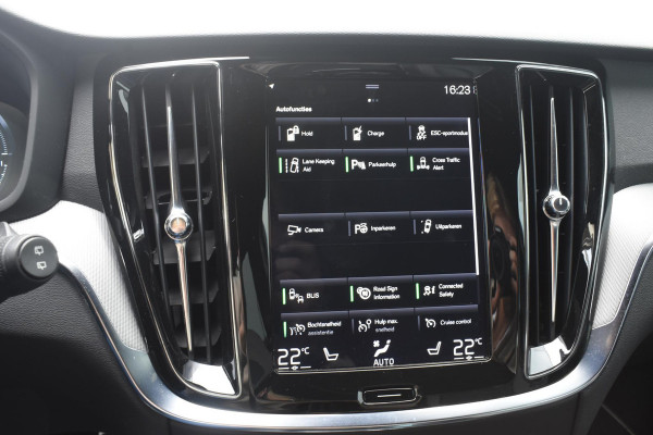 Volvo V60 T8 Twin Engine 390PK Automaat AWD R-Design / Adaptive Cruise Control / 360 Camera / Harman Kardon / Stoel- en stuurverwarming / Stoelverwarming achter / Trekhaak elektrisch wegklapbaar / Elektrische stoelen met geheugen