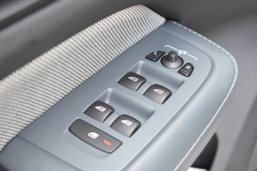 Volvo V60 T8 Twin Engine 390PK Automaat AWD R-Design / Adaptive Cruise Control / 360 Camera / Harman Kardon / Stoel- en stuurverwarming / Stoelverwarming achter / Trekhaak elektrisch wegklapbaar / Elektrische stoelen met geheugen