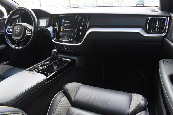 Volvo V60 T8 Twin Engine 390PK Automaat AWD R-Design / Adaptive Cruise Control / 360 Camera / Harman Kardon / Stoel- en stuurverwarming / Stoelverwarming achter / Trekhaak elektrisch wegklapbaar / Elektrische stoelen met geheugen