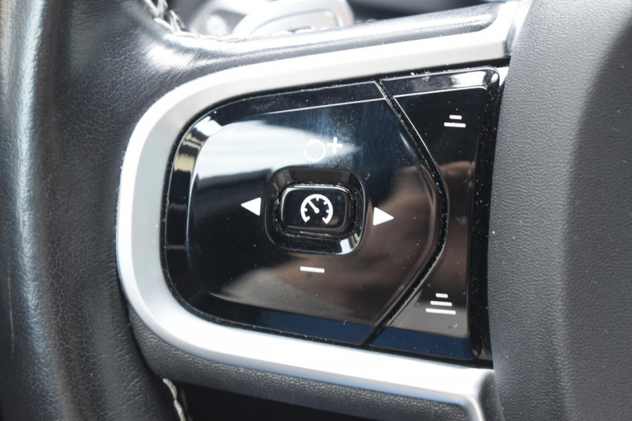 Volvo V60 T8 Twin Engine 390PK Automaat AWD R-Design / Adaptive Cruise Control / 360 Camera / Harman Kardon / Stoel- en stuurverwarming / Stoelverwarming achter / Trekhaak elektrisch wegklapbaar / Elektrische stoelen met geheugen