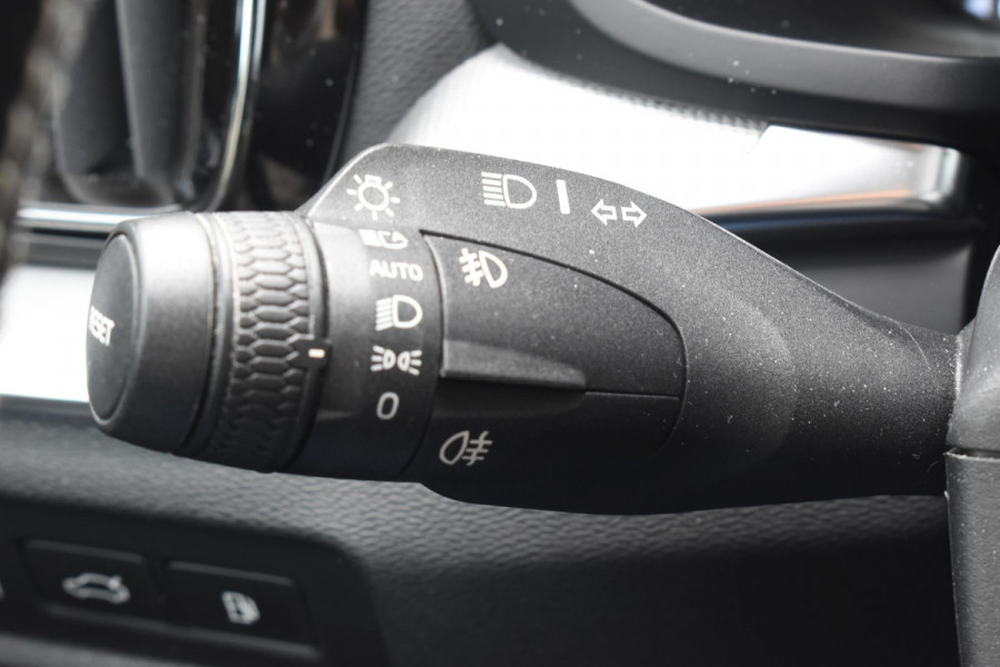 Volvo V60 T8 Twin Engine 390PK Automaat AWD R-Design / Adaptive Cruise Control / 360 Camera / Harman Kardon / Stoel- en stuurverwarming / Stoelverwarming achter / Trekhaak elektrisch wegklapbaar / Elektrische stoelen met geheugen