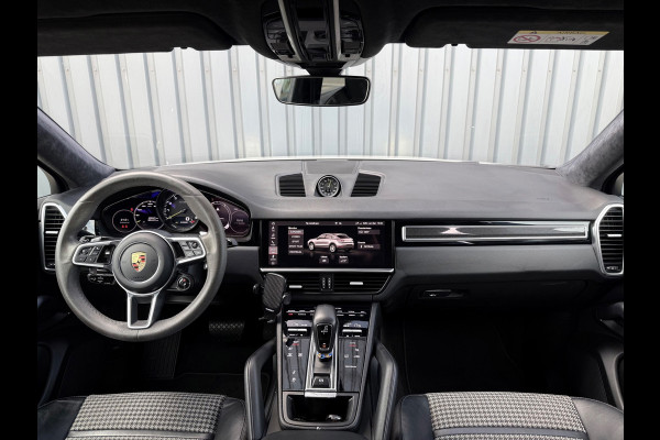 Porsche Cayenne Coupé 3.0 E-Hybrid Grijs 2021 341pk Carbondak Sport Chrono Porsche Approved