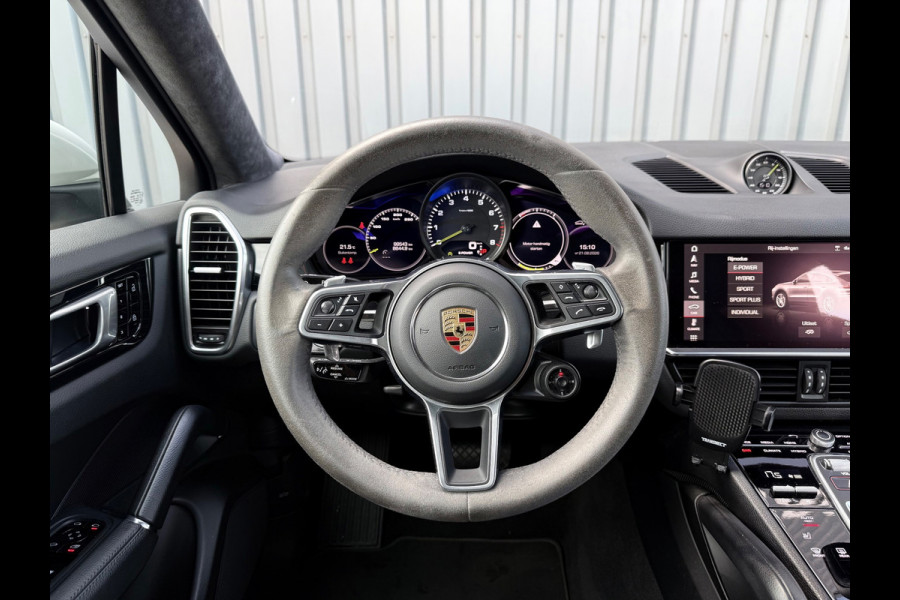 Porsche Cayenne Coupé 3.0 E-Hybrid Grijs 2021 341pk Carbondak Sport Chrono Porsche Approved