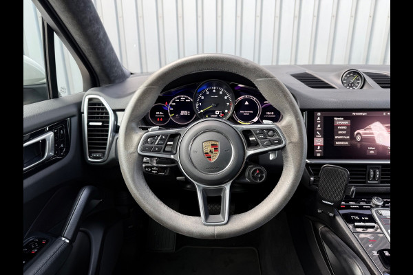 Porsche Cayenne Coupé 3.0 E-Hybrid Grijs 2021 341pk Carbondak Sport Chrono Porsche Approved