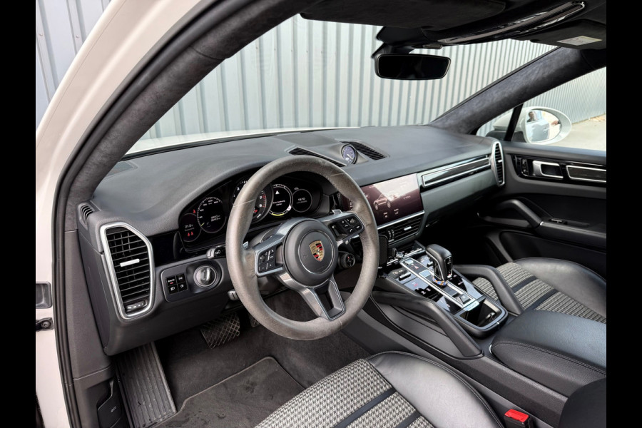 Porsche Cayenne Coupé 3.0 E-Hybrid Grijs 2021 341pk Carbondak Sport Chrono Porsche Approved
