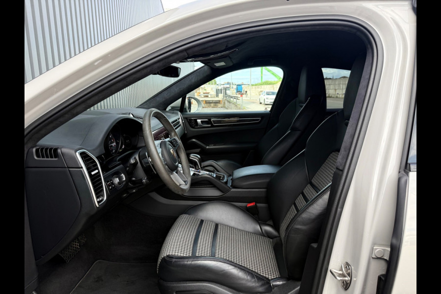 Porsche Cayenne Coupé 3.0 E-Hybrid Grijs 2021 341pk Carbondak Sport Chrono Porsche Approved