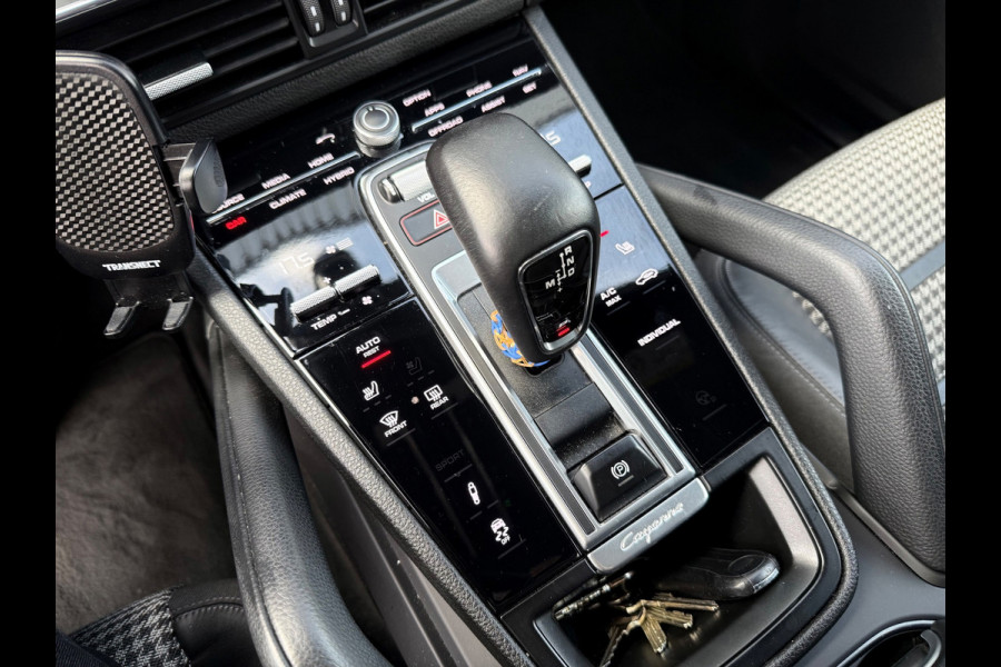Porsche Cayenne Coupé 3.0 E-Hybrid Grijs 2021 341pk Carbondak Sport Chrono Porsche Approved