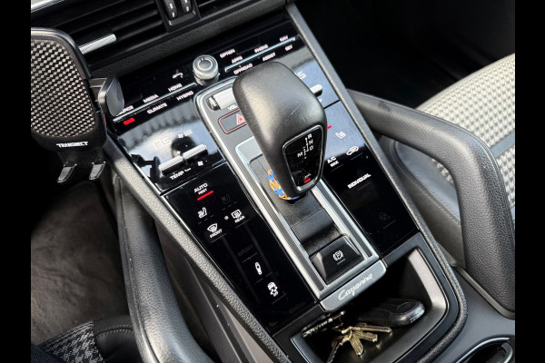 Porsche Cayenne Coupé 3.0 E-Hybrid Grijs 2021 341pk Carbondak Sport Chrono Porsche Approved