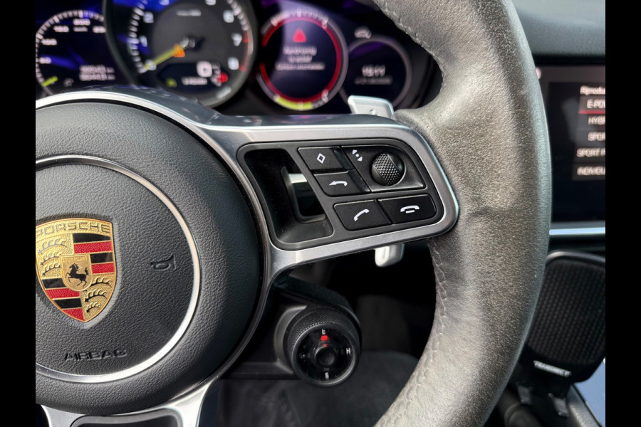 Porsche Cayenne Coupé 3.0 E-Hybrid Grijs 2021 341pk Carbondak Sport Chrono Porsche Approved