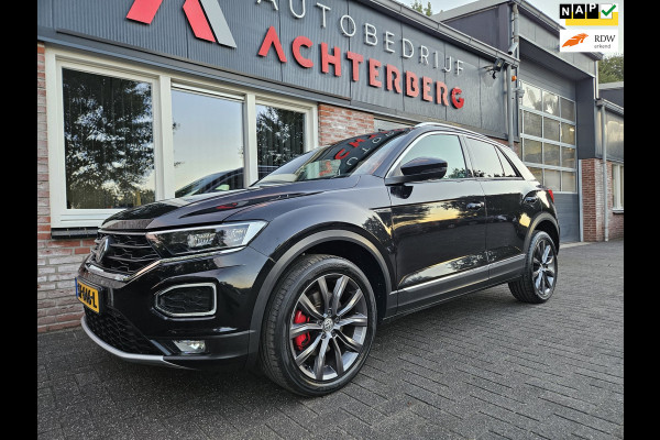 Volkswagen T-Roc 1.5 TSI Sport Trekhaak! Panorama/Schuifak! Carplay! Mooie/Nette Auto! NAP! LED! Leer!