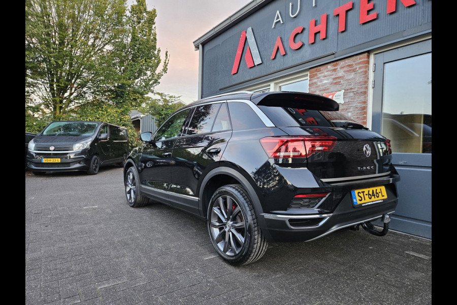 Volkswagen T-Roc 1.5 TSI Sport Trekhaak! Panorama/Schuifak! Carplay! Mooie/Nette Auto! NAP! LED! Leer!