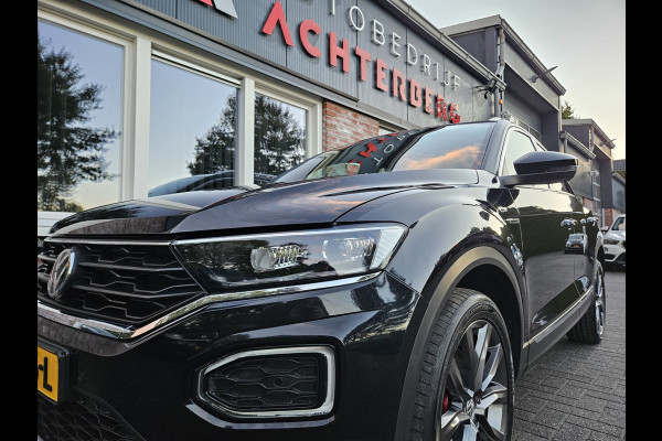 Volkswagen T-Roc 1.5 TSI Sport Trekhaak! Panorama/Schuifak! Carplay! Mooie/Nette Auto! NAP! LED! Leer!