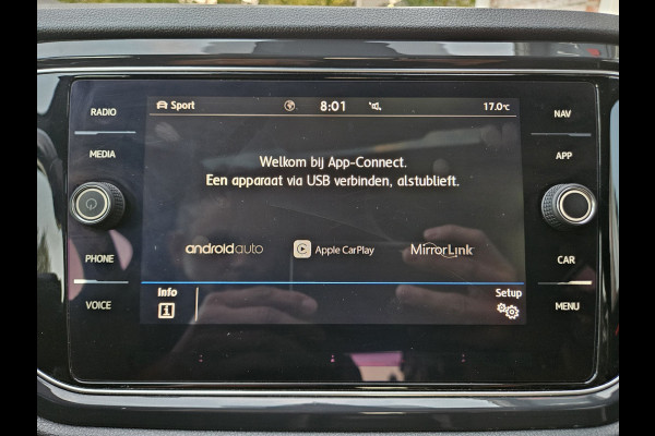 Volkswagen T-Roc 1.5 TSI Sport Trekhaak! Panorama/Schuifak! Carplay! Mooie/Nette Auto! NAP! LED! Leer!