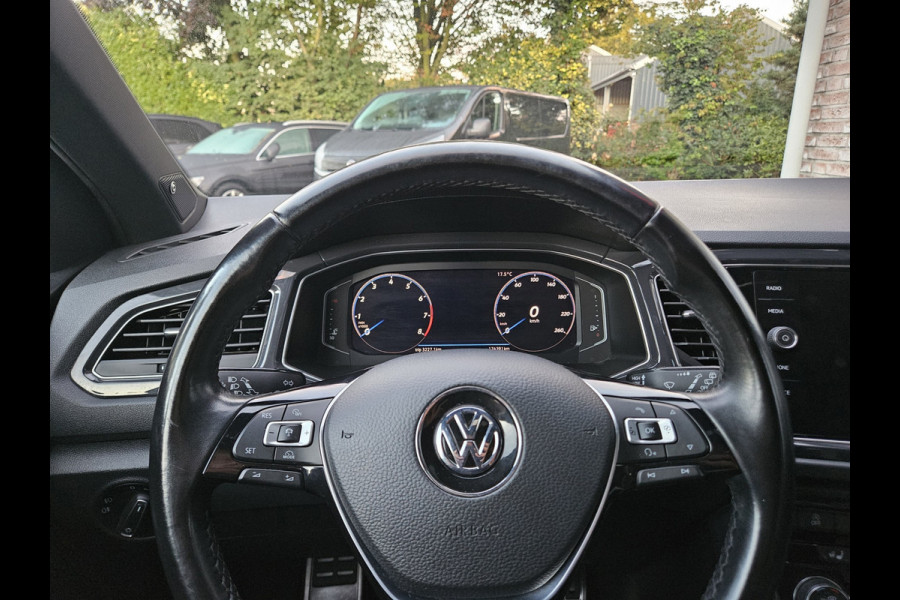 Volkswagen T-Roc 1.5 TSI Sport Trekhaak! Panorama/Schuifak! Carplay! Mooie/Nette Auto! NAP! LED! Leer!