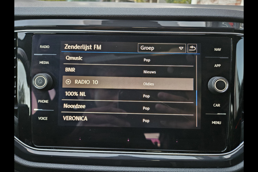 Volkswagen T-Roc 1.5 TSI Sport Trekhaak! Panorama/Schuifak! Carplay! Mooie/Nette Auto! NAP! LED! Leer!