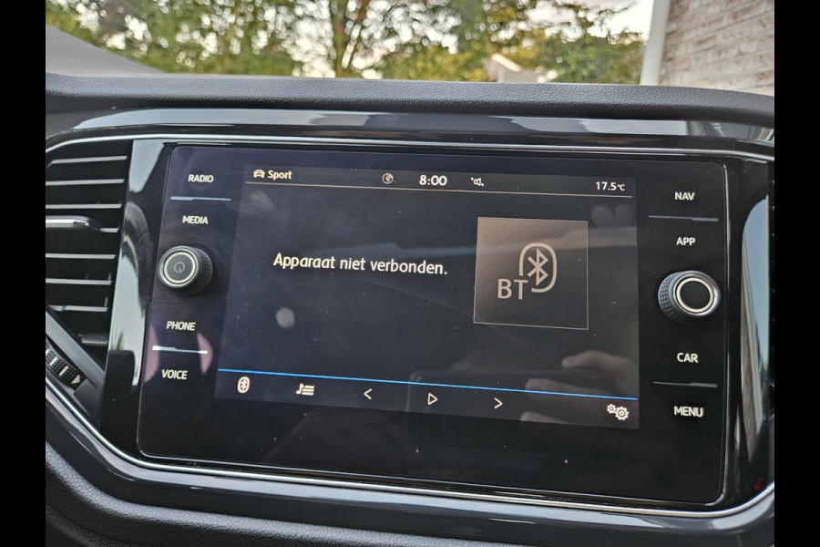 Volkswagen T-Roc 1.5 TSI Sport Trekhaak! Panorama/Schuifak! Carplay! Mooie/Nette Auto! NAP! LED! Leer!