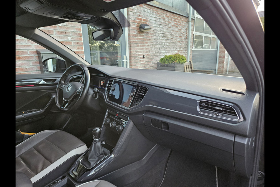 Volkswagen T-Roc 1.5 TSI Sport Trekhaak! Panorama/Schuifak! Carplay! Mooie/Nette Auto! NAP! LED! Leer!