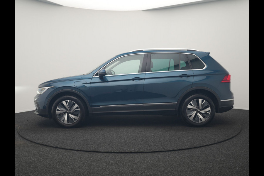Volkswagen Tiguan 1.4 TSI eHybrid Elegance PHEV 245pk Dealer O.H. | SOH 88,4% | Trekhaak Af Fabriek | Adaptive Cruise | Camera | Alcantara Sportstoelen Massage & Verwarmd | Stuur Verwarmd | Apple Carplay | Navigatie | DAB | Plug In Hybrid |