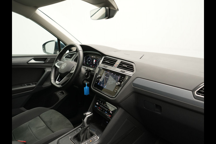 Volkswagen Tiguan 1.4 TSI eHybrid Elegance PHEV 245pk Dealer O.H. | SOH 88,4% | Trekhaak Af Fabriek | Adaptive Cruise | Camera | Alcantara Sportstoelen Massage & Verwarmd | Stuur Verwarmd | Apple Carplay | Navigatie | DAB | Plug In Hybrid |