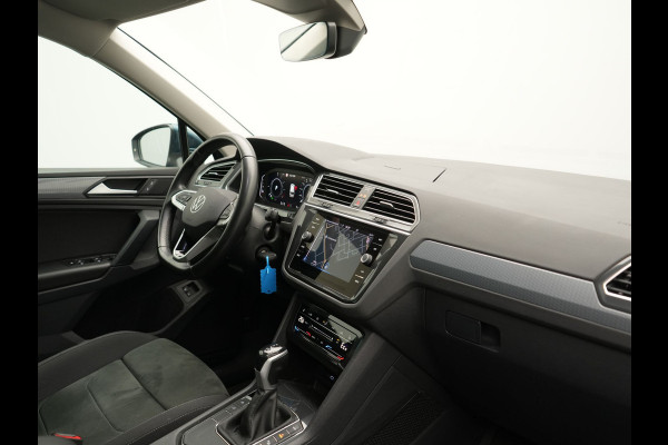 Volkswagen Tiguan 1.4 TSI eHybrid Elegance PHEV 245pk Dealer O.H. | SOH 88,4% | Trekhaak Af Fabriek | Adaptive Cruise | Camera | Alcantara Sportstoelen Massage & Verwarmd | Stuur Verwarmd | Apple Carplay | Navigatie | DAB | Plug In Hybrid |