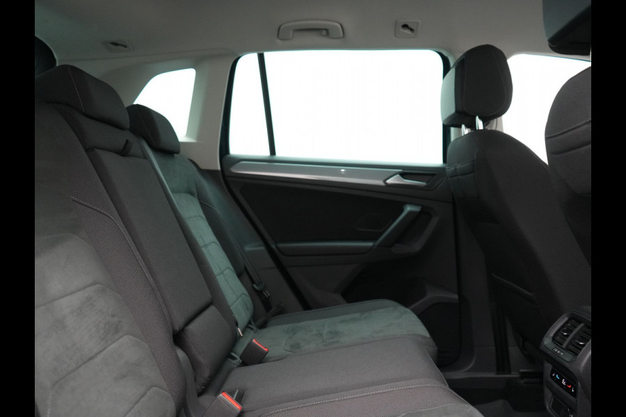 Volkswagen Tiguan 1.4 TSI eHybrid Elegance PHEV 245pk Dealer O.H. | SOH 88,4% | Trekhaak Af Fabriek | Adaptive Cruise | Camera | Alcantara Sportstoelen Massage & Verwarmd | Stuur Verwarmd | Apple Carplay | Navigatie | DAB | Plug In Hybrid |
