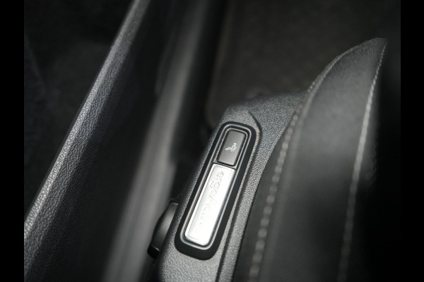 Volkswagen Tiguan 1.4 TSI eHybrid Elegance PHEV 245pk Dealer O.H. | SOH 88,4% | Trekhaak Af Fabriek | Adaptive Cruise | Camera | Alcantara Sportstoelen Massage & Verwarmd | Stuur Verwarmd | Apple Carplay | Navigatie | DAB | Plug In Hybrid |