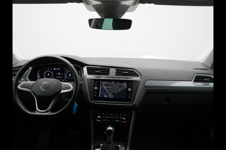 Volkswagen Tiguan 1.4 TSI eHybrid Elegance PHEV 245pk Dealer O.H. | SOH 88,4% | Trekhaak Af Fabriek | Adaptive Cruise | Camera | Alcantara Sportstoelen Massage & Verwarmd | Stuur Verwarmd | Apple Carplay | Navigatie | DAB | Plug In Hybrid |