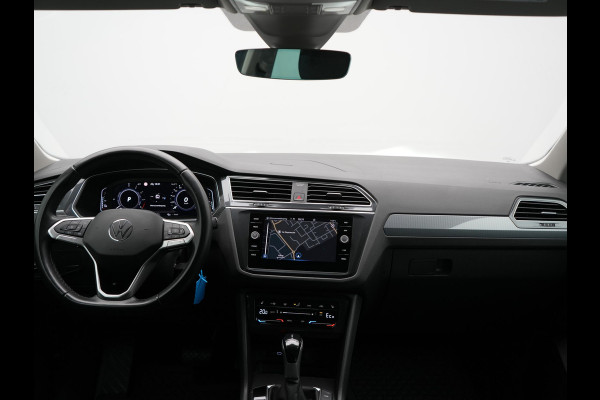 Volkswagen Tiguan 1.4 TSI eHybrid Elegance PHEV 245pk Dealer O.H. | SOH 88,4% | Trekhaak Af Fabriek | Adaptive Cruise | Camera | Alcantara Sportstoelen Massage & Verwarmd | Stuur Verwarmd | Apple Carplay | Navigatie | DAB | Plug In Hybrid |