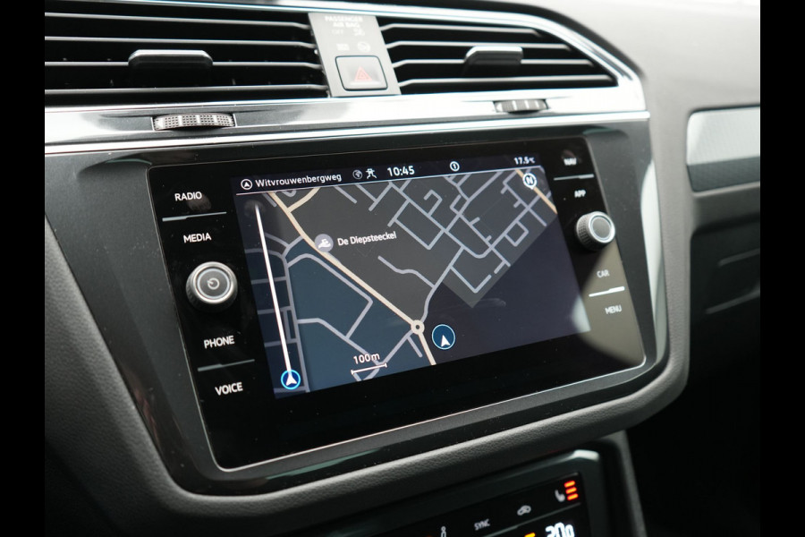 Volkswagen Tiguan 1.4 TSI eHybrid Elegance PHEV 245pk Dealer O.H. | SOH 88,4% | Trekhaak Af Fabriek | Adaptive Cruise | Camera | Alcantara Sportstoelen Massage & Verwarmd | Stuur Verwarmd | Apple Carplay | Navigatie | DAB | Plug In Hybrid |