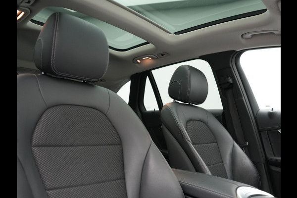Mercedes-Benz GLC 300e 4MATIC Premium PHEV 320pk Dealer O.H. | Panodak | Camera | Sfeerverlichting | Sportstoelen Verwarmd | Apple Carplay | Navigatie | DAB | Plug In Hybrid |